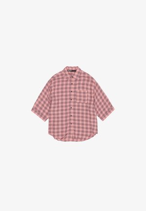 Chemise à carreaux en rose pastel et noir, avec un design à boutons, une poche poitrine et des manches trois-quarts avec un ourlet arrondi.
