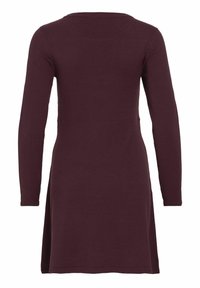 Burgundy långärmad klänning med rund halsringning och rena linjer. Mjuk tyg, smal i midjan, som vidgar sig något mot fållen.