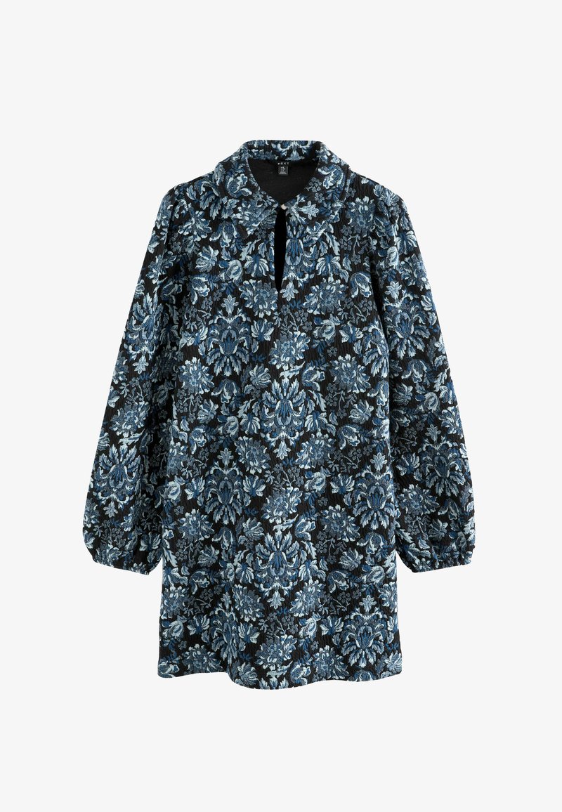 Gėlių rašto suknelė su juodu fonu, puošta mėlynais ir turkio akcentais, su apykakle ir ilgomis pūstomis rankovėmis. Kaklo vietoje yra skylutė.