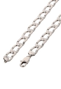 Stříbrný náhrdelník s velkými zkroucenými oválnými články a uzávěrem na krabí sponu na bílém pozadí.