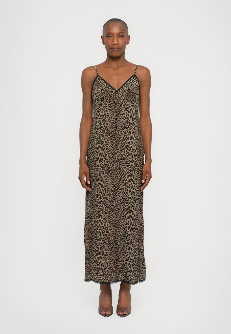 Maxi dress con stampa leopardata, spalline sottili, scollatura a V e silhouette ad A. Realizzato in tessuto leggero con una texture fluida.