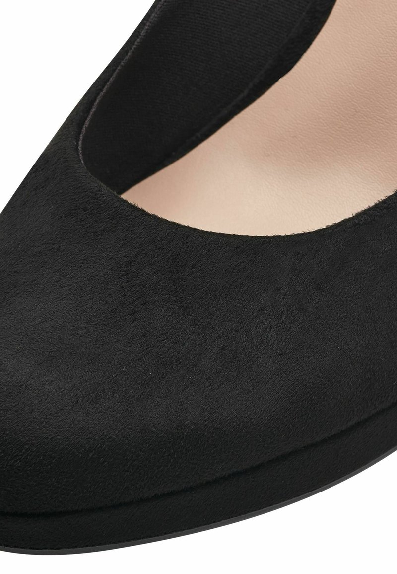 Schwarze Wildleder-Pumps mit runder Zehenform und einem ausgeschnittenen Design. Glatte Oberfläche, niedrige Plateau-Sohle und ein weiches, beiges Innenfutter.