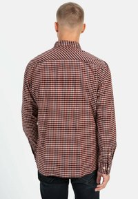 Langsleeve shirt in een rood en zwart geruit patroon, met een button-down kraag en manchetten, gemaakt van geweven stof.