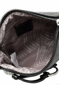 Borsa a mano in pelle nera con texture e chiusura a zip. L'interno presenta un rivestimento di colore viola chiaro con un motivo a logo e una clip metallica per le chiavi.