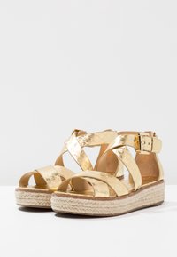MICHAEL Michael Kors Sandali con plateau - gold-coloured