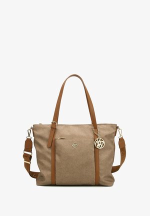 Borsa beige con superficie texturizzata, hardware dorato, tasca frontale con zip e un charm rimovibile. Presenta manici in pelle marroni.