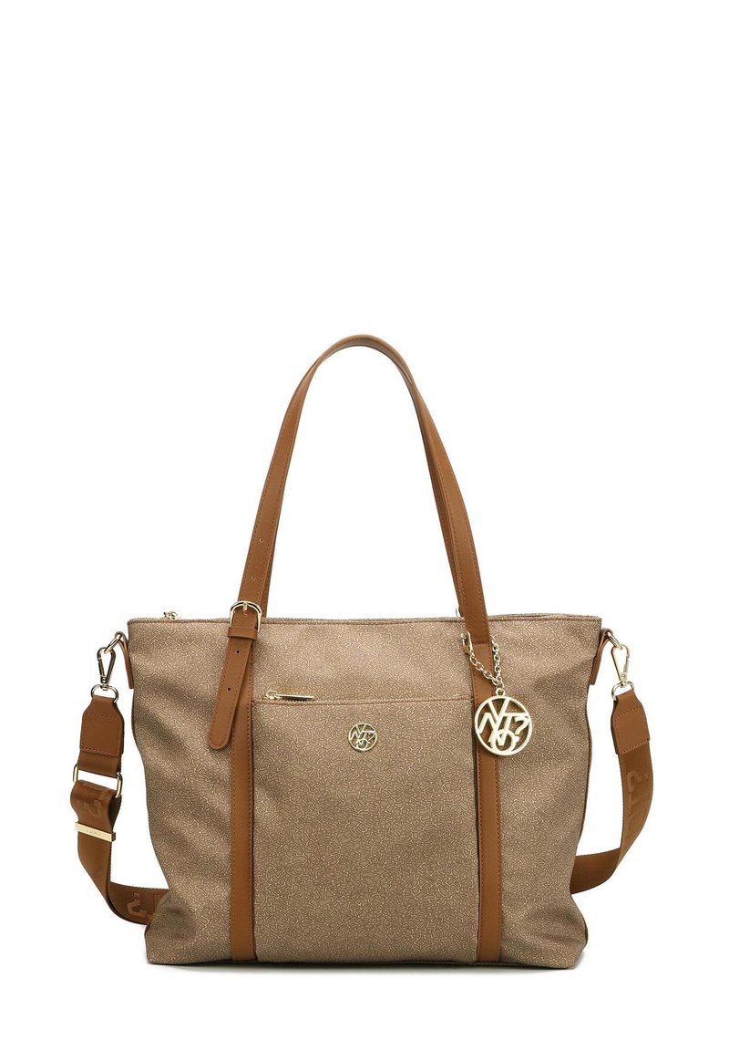 Borsa beige con superficie texturizzata, hardware dorato, tasca frontale con zip e un charm rimovibile. Presenta manici in pelle marroni.