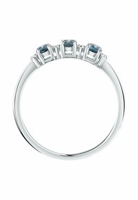 Silberner Ring mit drei blauen Steinen, die in rechteckigen Prongs gefasst sind, mit zusätzlichen kleineren Steinen, glatter Band mit polierter Oberfläche.