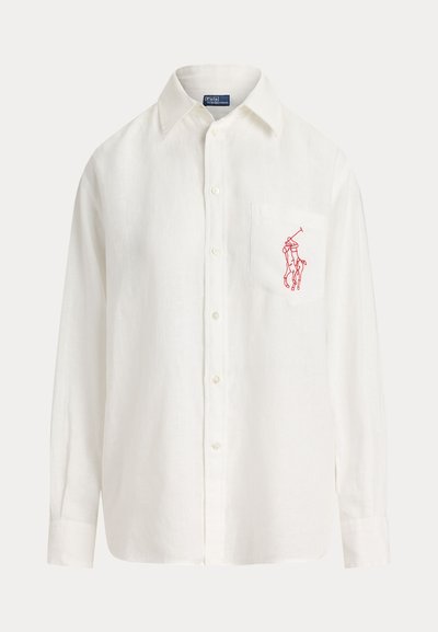 Chemise blanche à manches longues avec boutonnière, col et poche poitrine avec un logo brodé rouge représentant un joueur de polo.