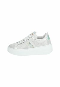 Sølv perforeret sneakers med en hvid platformssål, der har rhinsten-detaljer og en iriserende akcent på hæltab'en.