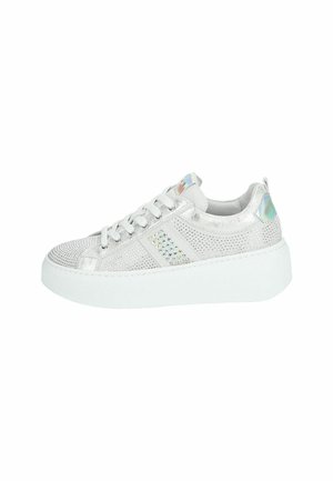 Sølv perforeret sneakers med en hvid platformssål, der har rhinsten-detaljer og en iriserende akcent på hæltab'en.