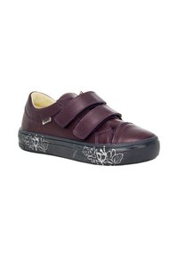 Lila Leder-Sneaker mit zwei Klettverschlussriemen, schwarzer Sohle, die mit weißen Blumenmustern verziert ist, und cremefarbiger Innenausstattung.