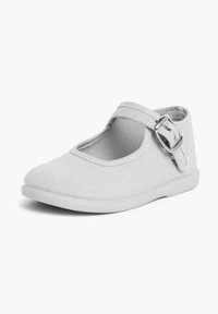 Zapato Mary Jane de lona gris con punta redonda, correa con hebilla y suela de goma plana. Textura lisa con detalles de costura visibles.