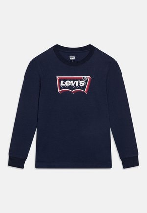 Navyblå langærmet t-shirt med rund hals og et rødt og hvidt Levi's-logo centreret på brystet.
