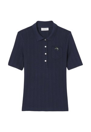 Polo shirt blu navy con maniche corte, motivo a trama, colletto con tre bottoni, taschino sul lato sinistro del petto e un piccolo accento decorativo a forma d'insetto.
