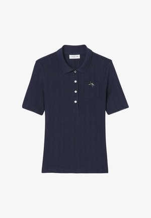 Polo shirt blu navy con maniche corte, motivo a trama, colletto con tre bottoni, taschino sul lato sinistro del petto e un piccolo accento decorativo a forma d'insetto.