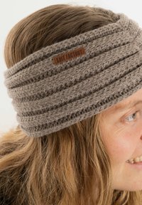 Fascia in maglia grigia chiara, con strisce orizzontali testurizzate e un'etichetta in pelle con la scritta 'KNIT FACTORY'. Materiale morbido ed elasticizzato.