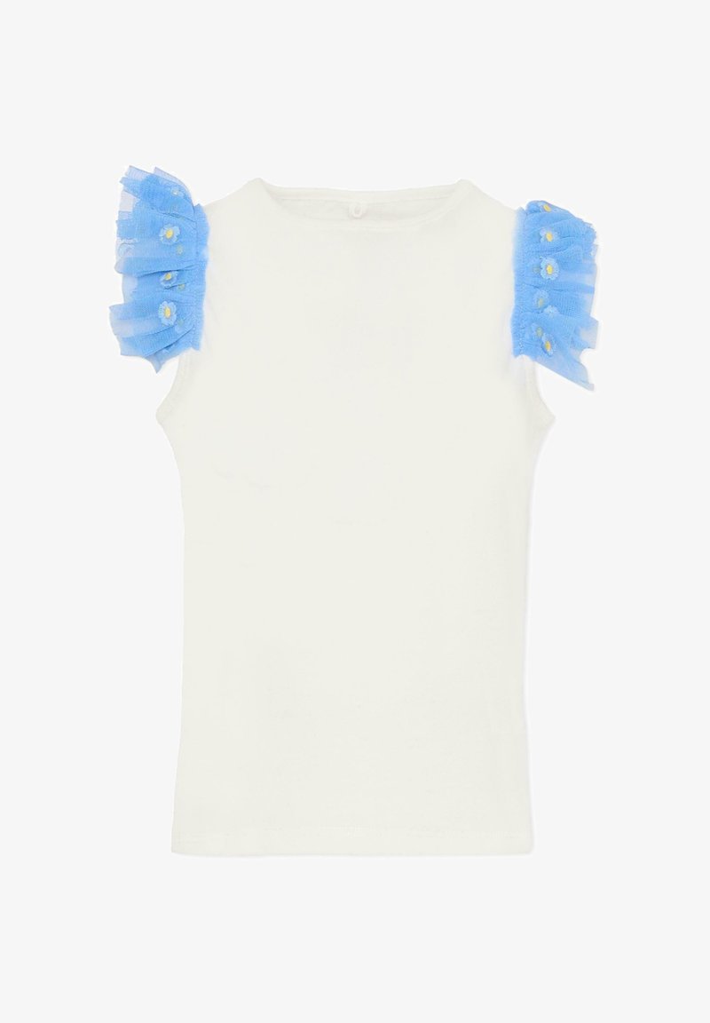 Biały top bez rękawów z niebieskimi falbanami z tiulu na ramionach, ozdobiony małymi żółtymi kwiatowymi detalami. Wykonany z miękkiej bawełny.