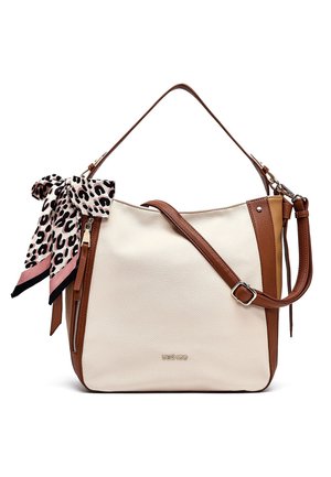 Bolso de cuero crema y marrón con correa ajustable y pañuelo con estampado de leopardo atado al asa, con cremallera frontal y pequeño logo.