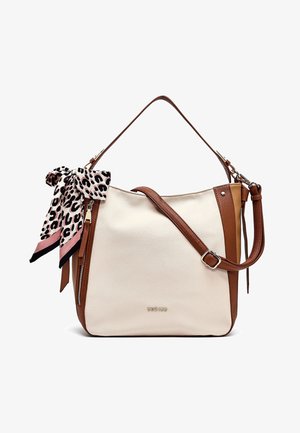 Bolso de cuero crema y marrón con correa ajustable y pañuelo con estampado de leopardo atado al asa, con cremallera frontal y pequeño logo.