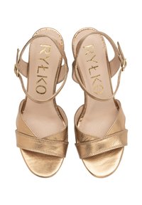 Goldene metallische Sandalen mit zwei gekreuzten Riemen, einer Schnalle am Knöchel und gepolsterter Innensohle. Glatte Textur und rundes offenes Zehendesign.