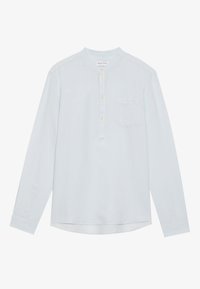 Camicia celeste a maniche lunghe con collo alla coreana, patta con quattro bottoni e taschino sul petto, distesa su uno sfondo bianco.