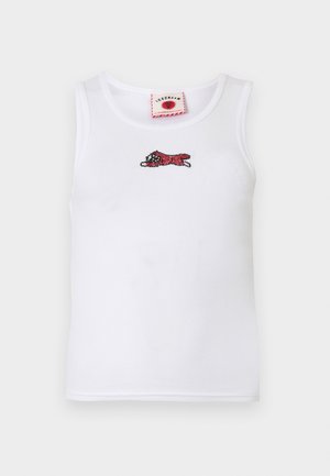 Λευκό αμάνικο πλεκτό τοπ με μικρή κόκκινη και μαύρη κεντημένη πεταλούδα στο κέντρο κάτω από στρογγυλή λαιμόκοψη.