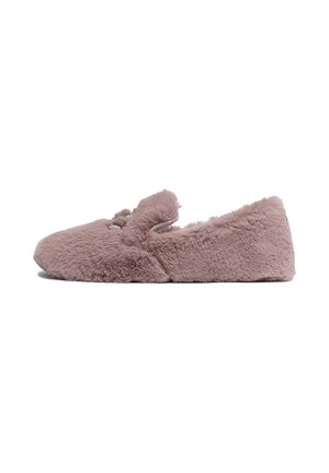 Kapcie z faux futra w miękkim odcieniu mauve, z okrągłym noskiem, puszystą teksturą oraz dekoracyjną kokardą. Płaski, wsuwany fason.