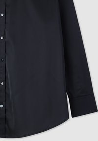 Camicia da dress in satin nero con una texture liscia, apertura con bottoni e hardware argentato, e maniche lunghe con polsini abbottonati.
