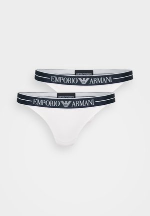 Weiße Tanga-Unterwäsche mit einem marineblauen elastischen Bund, auf dem das "Emporio Armani"-Logo prangt. Glattes Material mit einem schlichten Design.