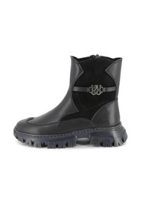 Botines negros de cuero liso y ante con suela de goma robusta, que cuentan con una correa decorativa con el logo en el lateral.