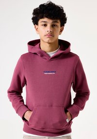 Sudadera burdeos con capucha, que incluye un cordón, un bolsillo frontal y un texto azul bordado que dice "OBJETIVOS FUTUROS NUEVA PERSPECTIVA". Textura suave.