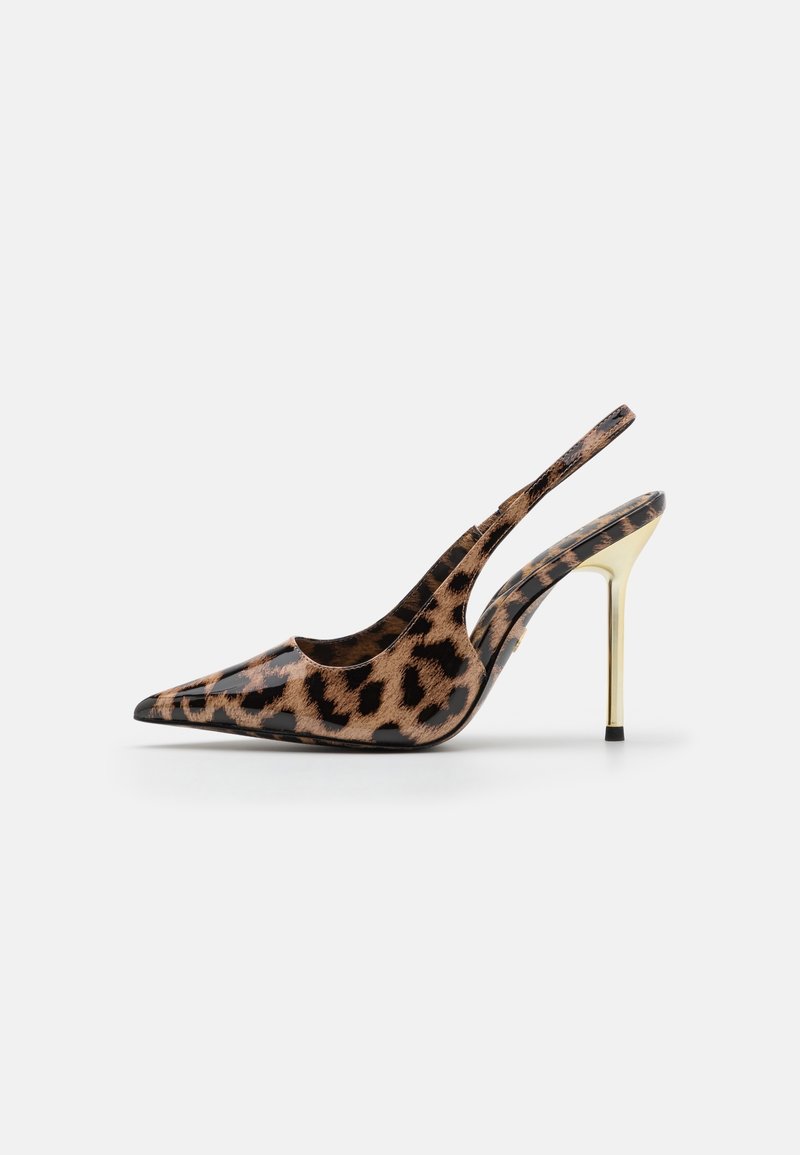 Chaussure à talon haut avec bout pointu, bride arrière, dessus en imprimé léopard et talon aigu doré brillant sur un fond blanc.