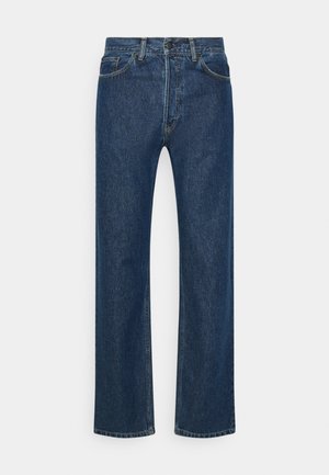 Jean en denim bleu à jambes droites avec poches avant et arrière, passants pour ceinture et fermeture par bouton, présenté sur un fond blanc.