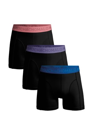Zwarte boxershorts met contrasterende taillebanden in roze, paars en blauw. Het materiaal lijkt zacht, met gestikte naden en "MUCHACHO MALO" branding.
