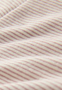 Tissu en coton avec de fines rayures alternées en rose clair et blanc, présentant une texture lisse et un léger éclat.