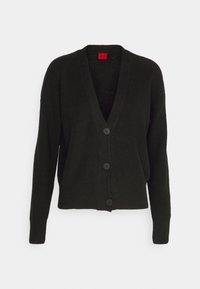 Cardigan noir en tricot côtelé avec un col en V, trois boutons sur le devant, manches longues et une étiquette rouge à l'intérieur du col.