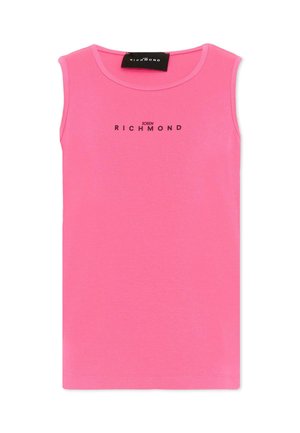 Top smanicato a coste di colore rosa acceso con scollatura rotonda e logo nero "John Richmond" centrato sul petto.