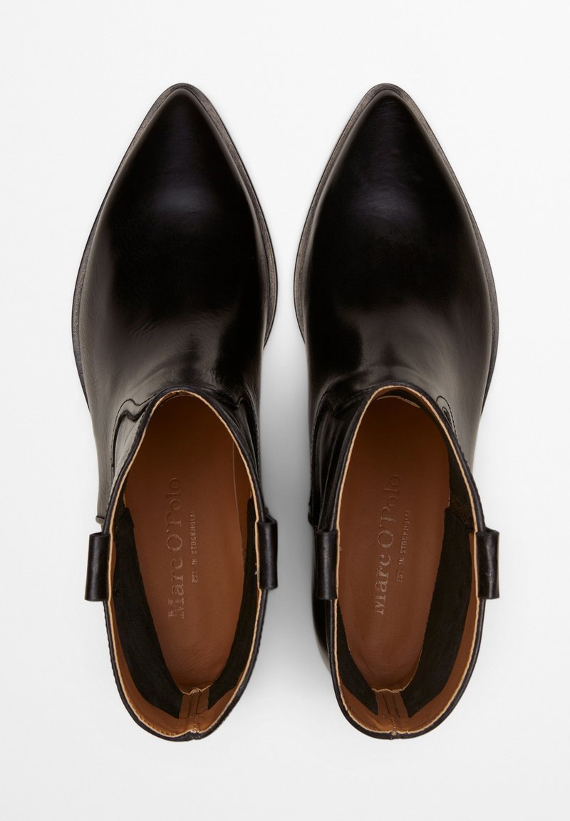 Czarne skórzane botki za kostkę z wąskim noskiem, gładką teksturą, elastycznymi bocznymi panelami oraz małą pętelką na pięcie.