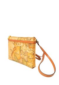 Borsa a tracolla rettangolare stampata con una mappa, con esterno in tessuto giallo-marrone, dotata di una tracolla in pelle marrone e chiusura con cerniera.