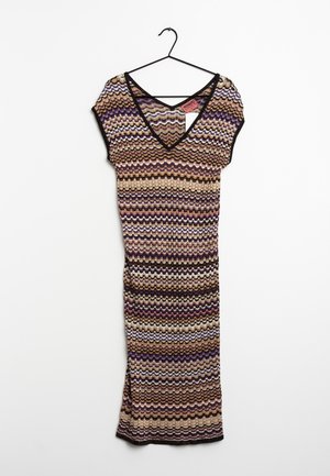 Strikket kjole i midilengde med korte ærmer, V-hals og bølget stribet mønster i brun, beige, lilla og sort, hængende på en sort bøjle.