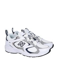 Zapatillas deportivas blancas con acentos en gris y marino, insertos de malla, punta redonda, cordones en la parte delantera y lengüetas en el talón para facilitar su uso.