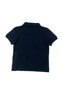Polo a maniche corte, di colore blu navy, in tessuto lucido, con colletto classico e senza loghi o motivi visibili, dotato di orlo dritto.