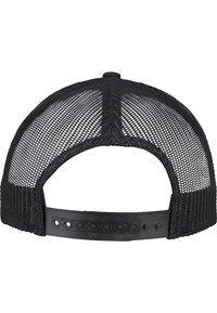 Must musta lõngadega trucker kork, millel on tahke must reguleeritav plastist snapback. Omab ümarat kuju ja ventilatsiooniga võrkpaneele, mis tagavad hingavuse.