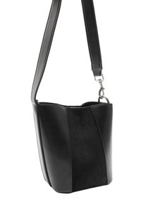 Czarna torebka typu bucket z ekoskóry z regulowanym paskiem, gładką teksturą, subtelnym wzorem panelowym oraz srebrnymi elementami metalowymi.