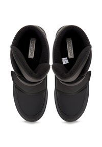 Cizme negre slip-on cu un exterior neted, căptușeală moale din fleecă și vârf rotunjit. Prezintă un design cu curele și accente texturate.
