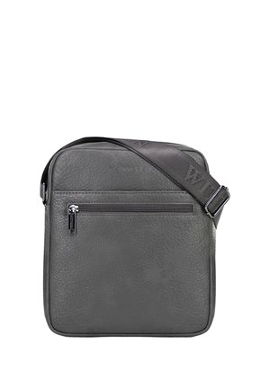 Bolso bandolera de cuero gris con bolsillo frontal con cremallera y correa negra ajustable que muestra el nombre de la marca "Wittchen".