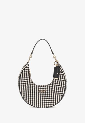 Sac à main tissé en noir et blanc en forme de croissant, avec une bandoulière noire, des accessoires en or et un petit accent en tag noir.