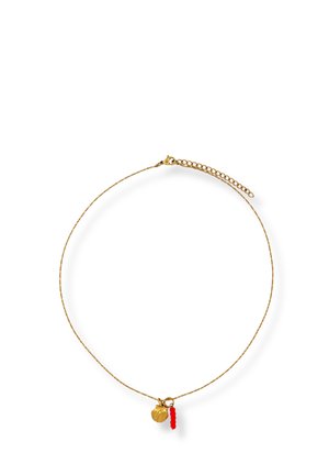 Zarte Goldkette mit einem kleinen goldenen Muschel-Anhänger und kurzem roten Perlenanhänger auf weißem Hintergrund.