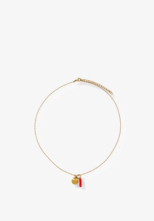 Zarte Goldkette mit einem kleinen goldenen Muschel-Anhänger und kurzem roten Perlenanhänger auf weißem Hintergrund.